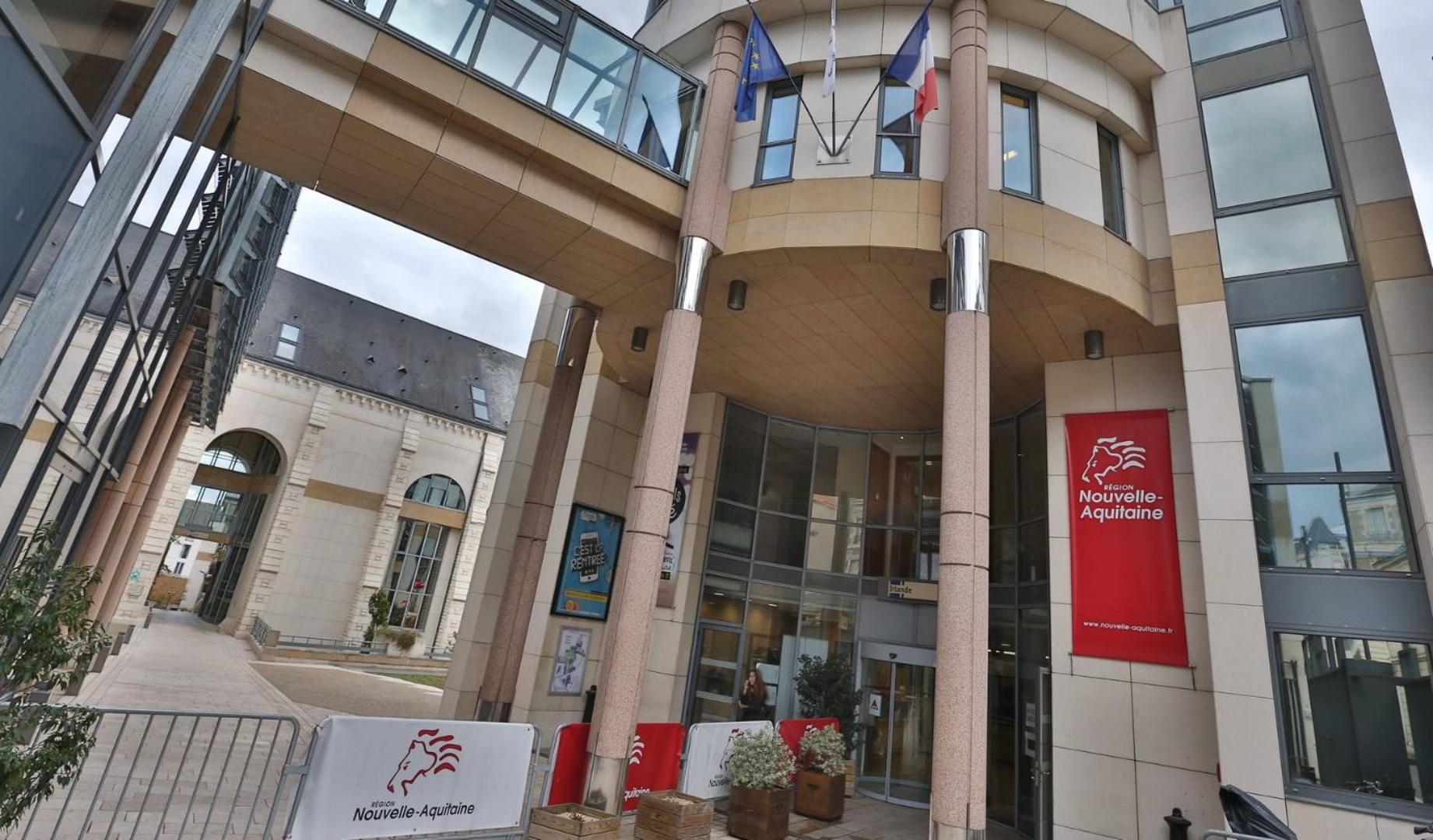 Comedy: Heart Of Town Facing The Na Region Poitiers Exterior foto